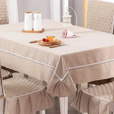 Tisch mit beiger Tischdecke und Stuhlhussen