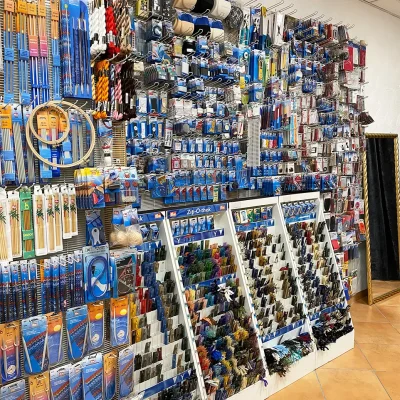 Kurzwaren-Wand mit Knöpfen, Reißverschlüssen und Nähzubehör